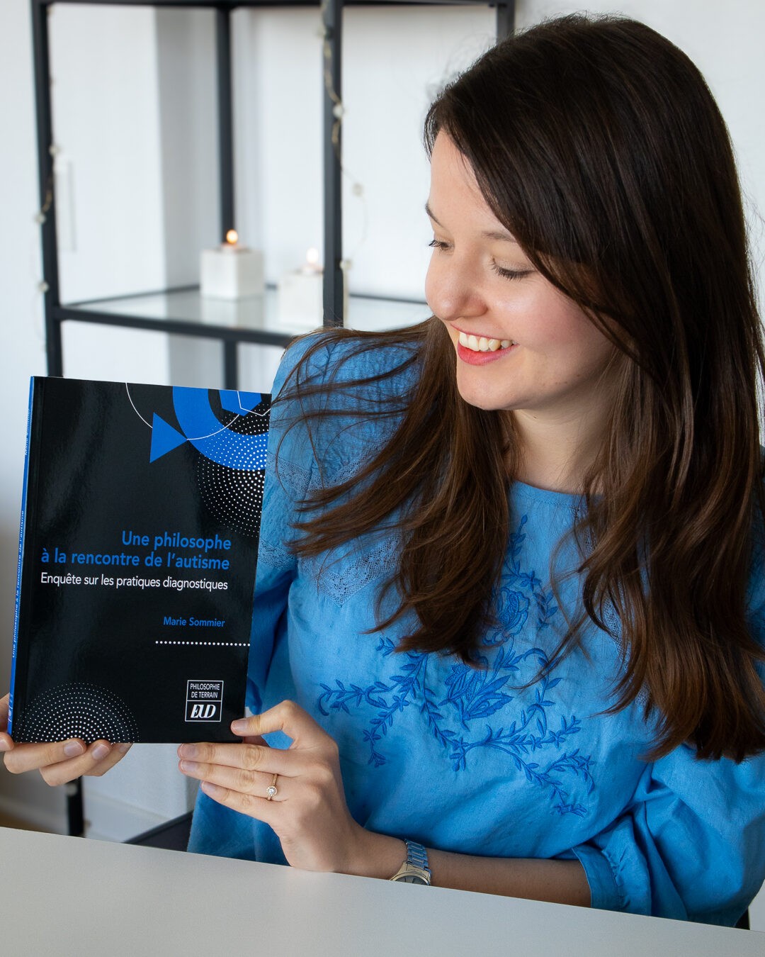 Photo de Marie Sommier avec son livre "Une philosophe à la rencontre de l'autisme"